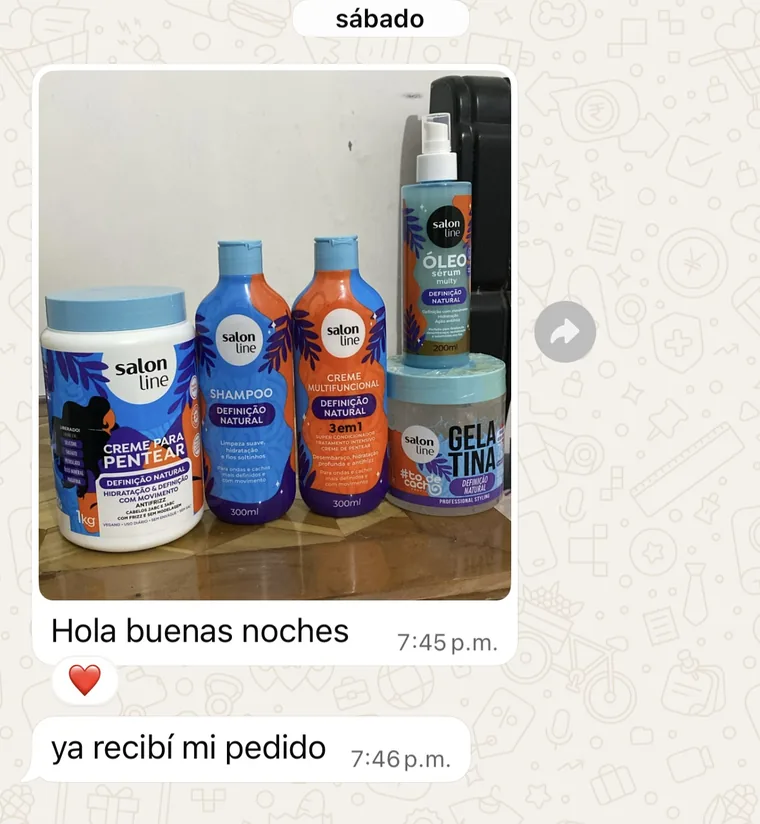Mensaje de una clienta por WhatsApp: «Hola buenas noches, ya recibí mi pedido», junto a la foto de su pedido