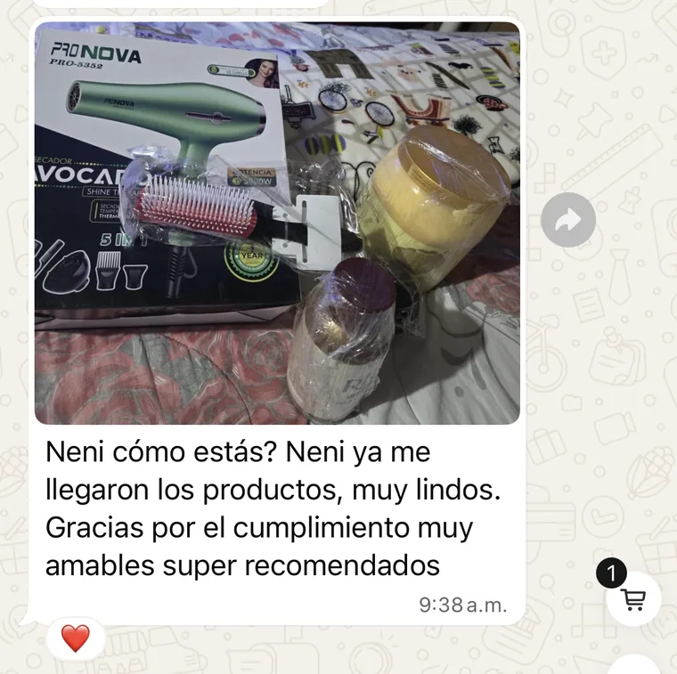 Mensaje de una clienta por WhatsApp: «Ya me llegaron los productos, muy lindos. Gracias por el cumplimiento, muy amables, súper recomendados», junto a la foto de su pedido