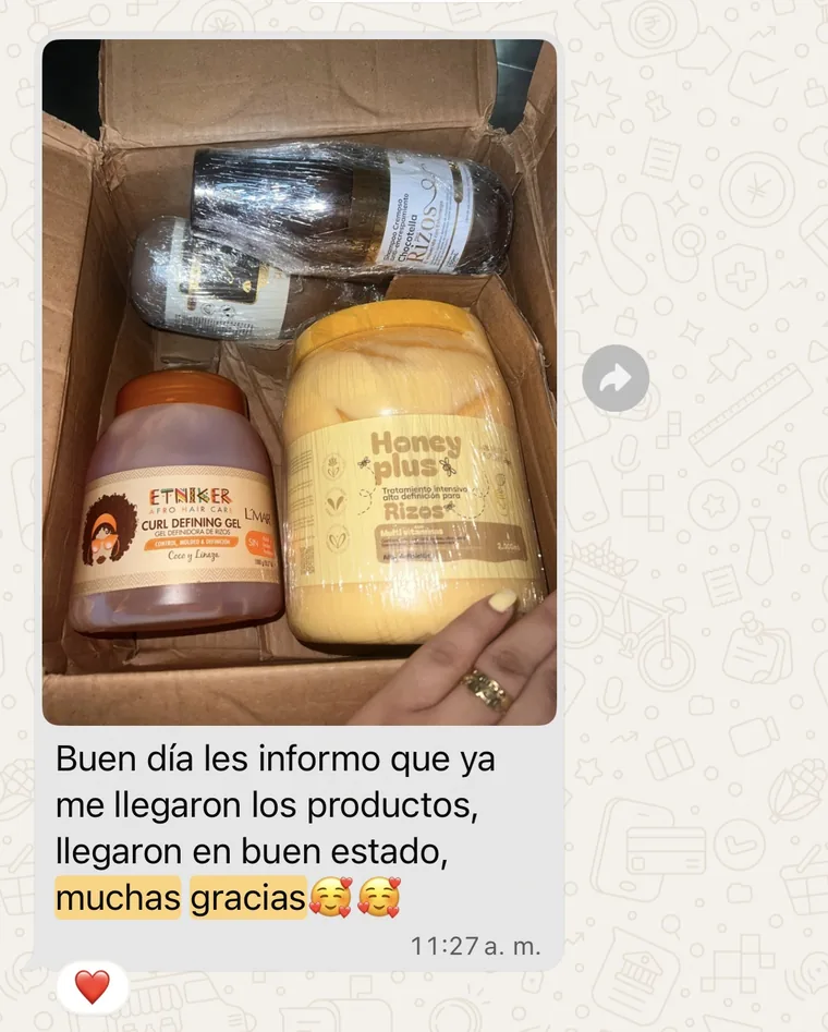 Mensaje de una clienta por WhatsApp: «Buen día, les informo que ya me llegaron los productos, llegaron en buen estado, muchas gracias», junto a la foto de su pedido