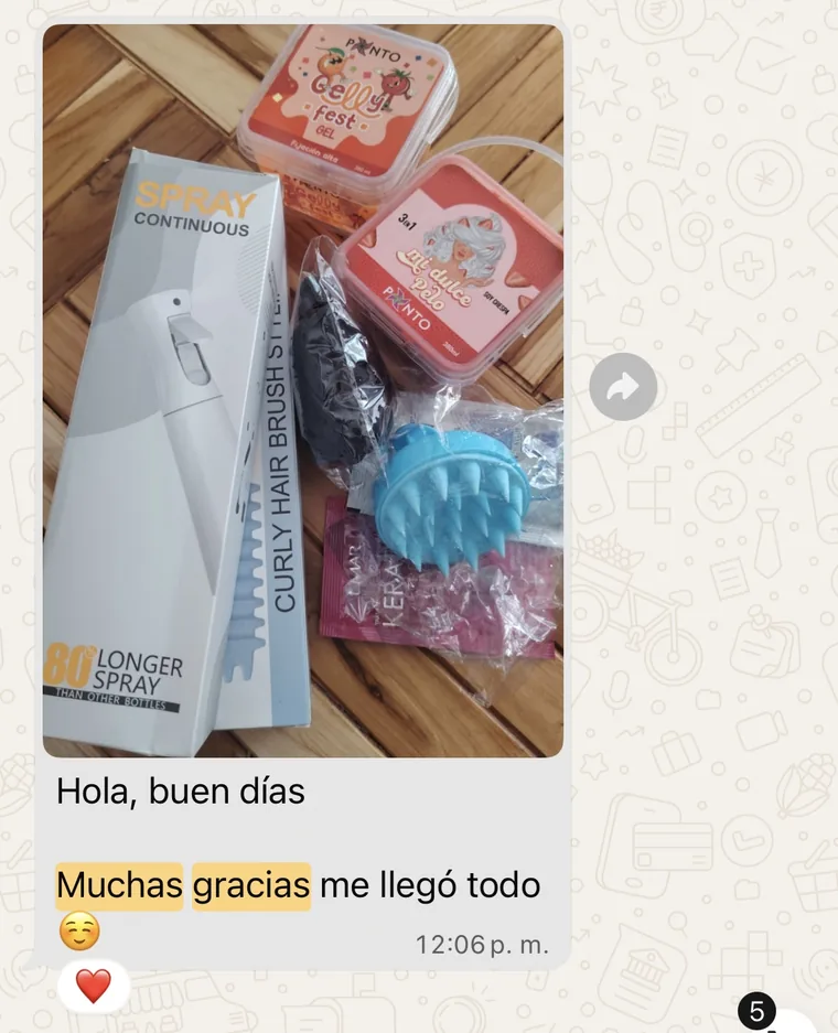 Mensaje de una clienta por WhatsApp: «Hola, buenos días. Muchas gracias, me llegó todo», junto a la foto de su pedido
